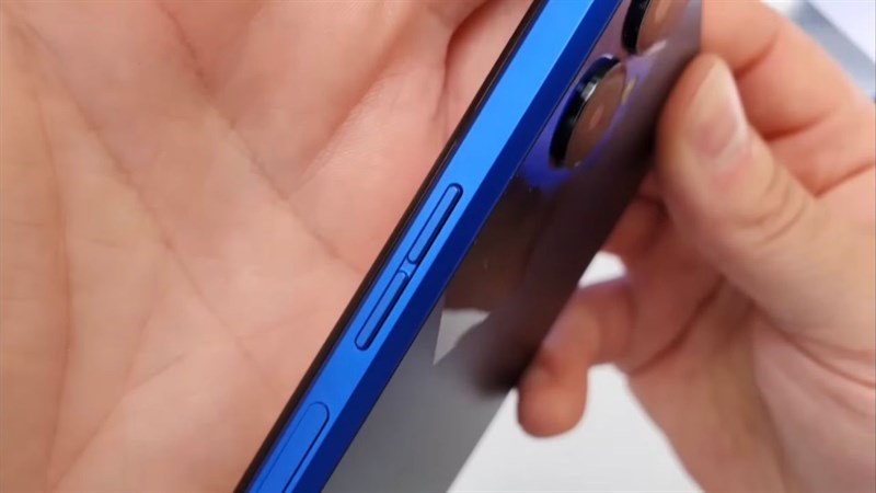 Cạnh phải của Tecno Pova 4.