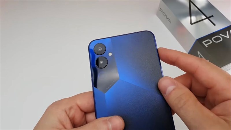 Cụm camera hình lục giác cũng tạo được cho Tecno Pova 4 sự khác biệt.