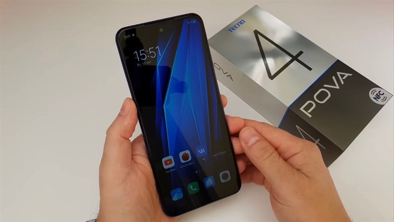 Tecno Pova 4sẽ hơi dằm tay một chút do có kích thước hơi dày đi kèm viên pin dung lượng lớn.