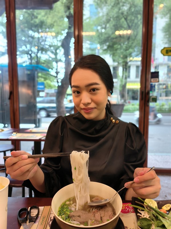 Ảnh chụp ở chế độ chân dung trong điều kiện ánh sáng phức tạp từ camera OPPO Reno8 Pro 5G. Ảnh chụp ở chế độ chân dung trong điều kiện ánh sáng phức tạp từ camera OPPO Reno8 Pro 5G.