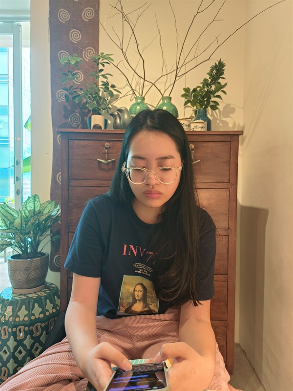 Ảnh chụp chủ thể người trong điều kiện ánh sáng trong nhà từ camera OPPO Reno8 Pro 5G. Ảnh chụp chủ thể người trong điều kiện ánh sáng trong nhà từ camera OPPO Reno8 Pro 5G.