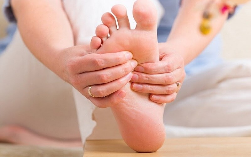 Bấm huyệt chữa tê chân tại nhà