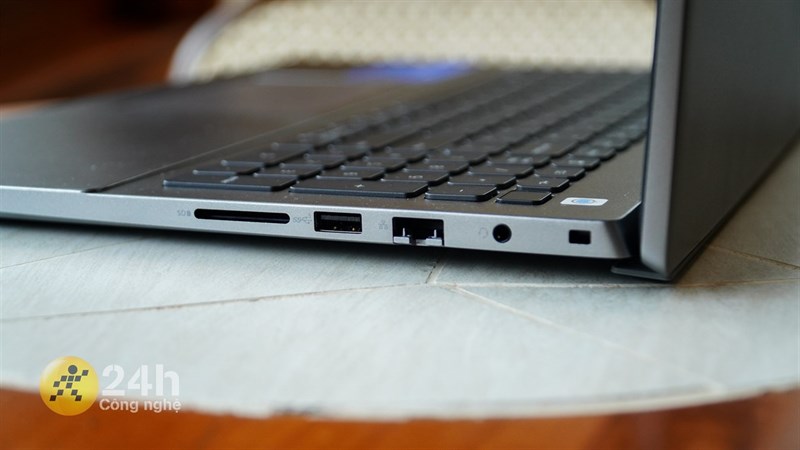 Dell Vostro 5620 có trang bị cổng mạng LAN, một điều mà ít thiết bị trong phân khúc có được. Dell Vostro 5620 có trang bị cổng mạng LAN, một điều mà ít thiết bị trong phân khúc có được.