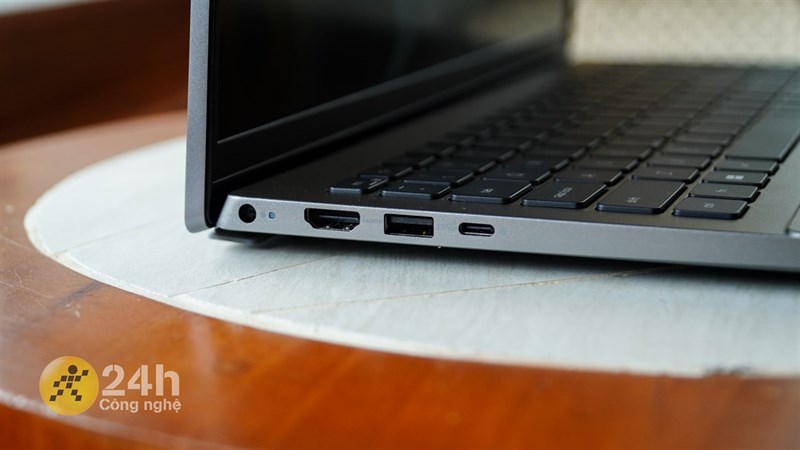 Số lượng cổng kết nối trên Dell Vostro 5620 ở mức trung bình và có thể đáp ứng được nhu cầu kết nối cơ bản của người dùng. Số lượng cổng kết nối trên Dell Vostro 5620 ở mức trung bình và có thể đáp ứng được nhu cầu kết nối cơ bản của người dùng.