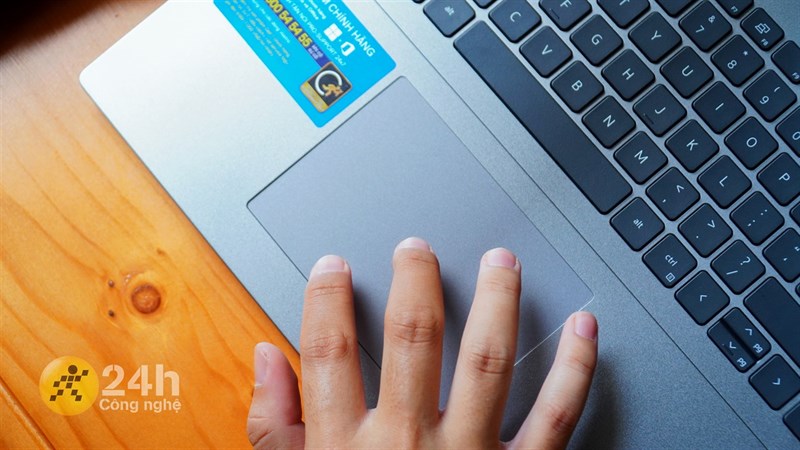 Touchpad của Dell Vostro 5620 có kích thước vừa phải. Touchpad của Dell Vostro 5620 có kích thước vừa phải.