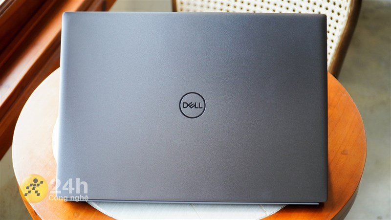 Mặt trước của Dell Vostro 5620 sử dụng cách thiết kế quen thuộc của nhà sản xuất khi chỉ có logo Dell đặt ở vị trí trung tâm mặt A, còn lại là một bề mặt kim loại nhám. Mặt trước của Dell Vostro 5620 sử dụng cách thiết kế quen thuộc của nhà sản xuất khi chỉ có logo Dell đặt ở vị trí trung tâm mặt A, còn lại là một bề mặt kim loại nhám.