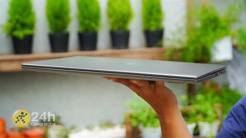 Dell Vostro 5620 khá đằm tay, dù không quá mỏng nhẹ nhưng mình vẫn thoải mái mang máy theo để học tập, làm việc. Dell Vostro 5620 khá đằm tay, dù không quá mỏng nhẹ nhưng mình vẫn thoải mái mang máy theo để học tập, làm việc.
