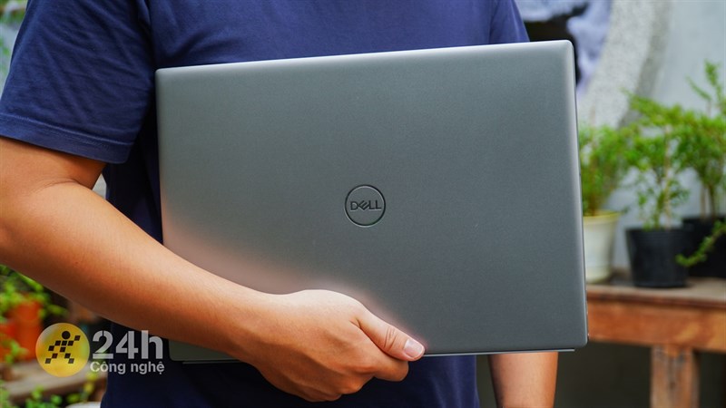 Dell Vostro 5620 có mặt sau và chiếu nghỉ tay sử dụng chất liệu kim loại và các phần khác thì được làm bằng nhựa Dell Vostro 5620 có mặt sau và chiếu nghỉ tay sử dụng chất liệu kim loại và các phần khác thì được làm bằng nhựa