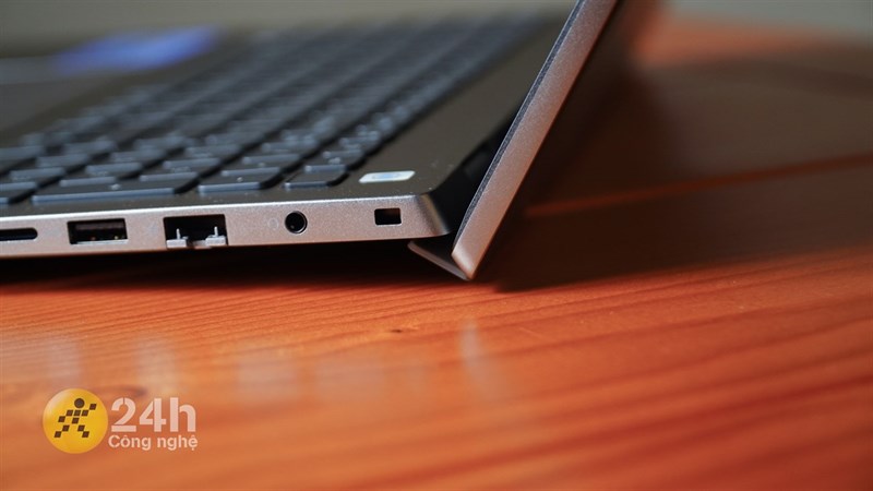 Dell Vostro 5620 sử dụng bản lề Ergo Lift, giúp tạo một góc nghiêng công thái học khi mở máy. Dell Vostro 5620 sử dụng bản lề Ergo Lift, giúp tạo một góc nghiêng công thái học khi mở máy.
