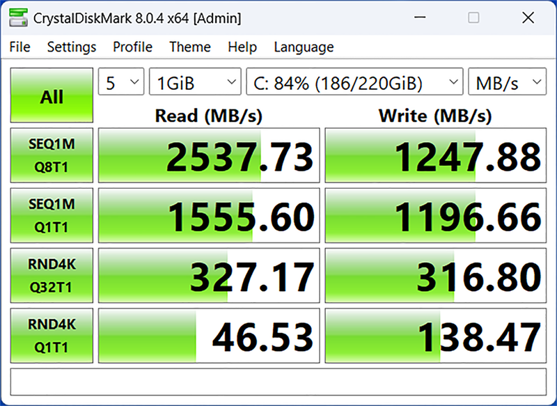 Sử dụng phần mềm Crystal Diskmark để đo tốc độ đọc/ghi của ổ cứng SSD bên trong Dell Vostro 5620. Sử dụng phần mềm Crystal Diskmark để đo tốc độ đọc/ghi của ổ cứng SSD bên trong Dell Vostro 5620.