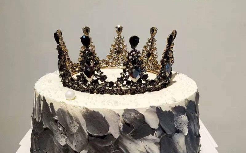 Bánh sinh nhật vương miện đen quý tộc