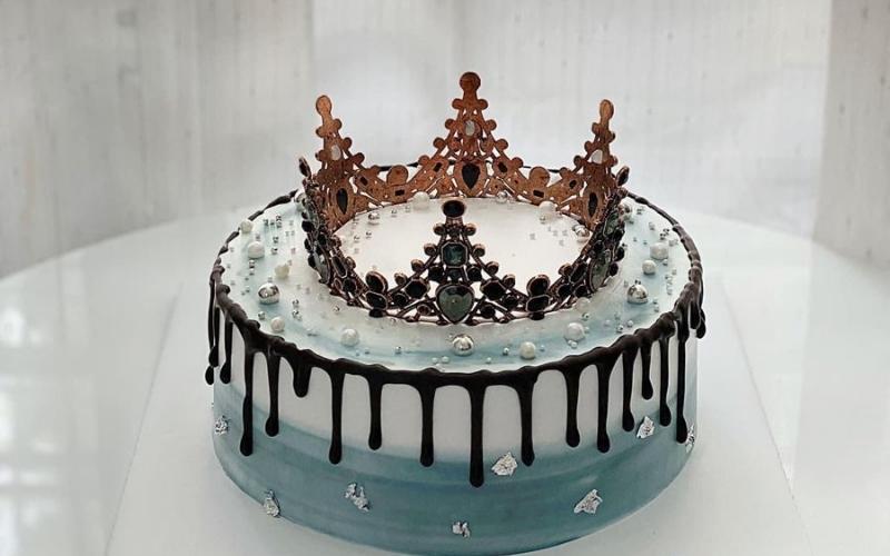 Bánh sinh nhật vương miện đen huyền bí