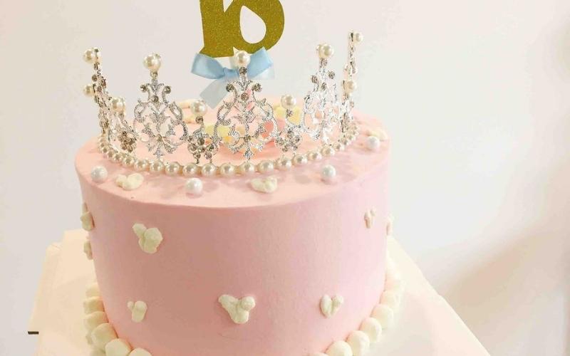 Bánh sinh nhật vương miện màu hồng, trắng