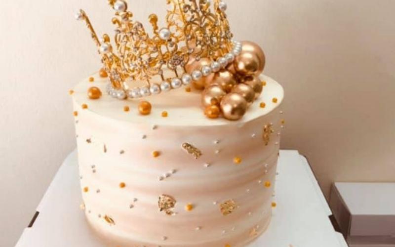 Bánh sinh nhật vương miện màu hồng, trân châu vàng