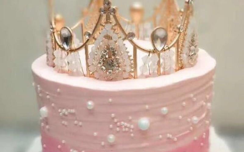 Bánh sinh nhật vương miện màu hồng xinh đẹp
