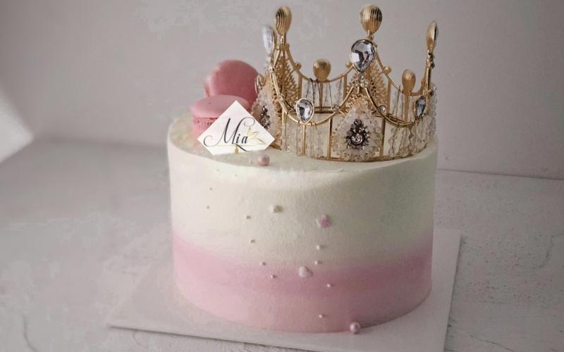 Bánh sinh nhật vương miện màu hồng sang trọng