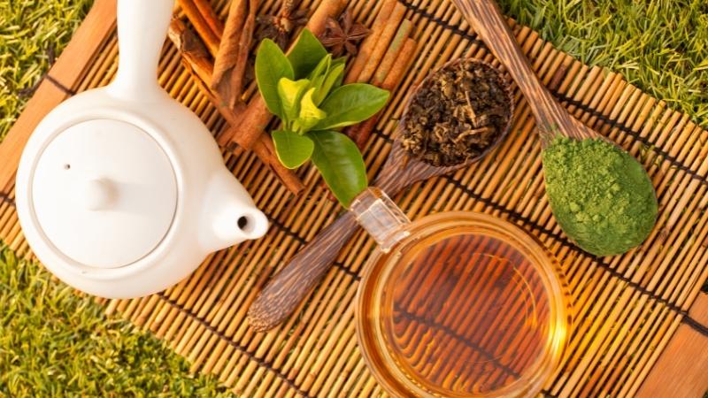 Nhờ vào đặc tính diệt khuẩn và kháng viêm tốt mà trà xanh giúp làm giảm triệu chứng của viêm tuyến tiền liệt