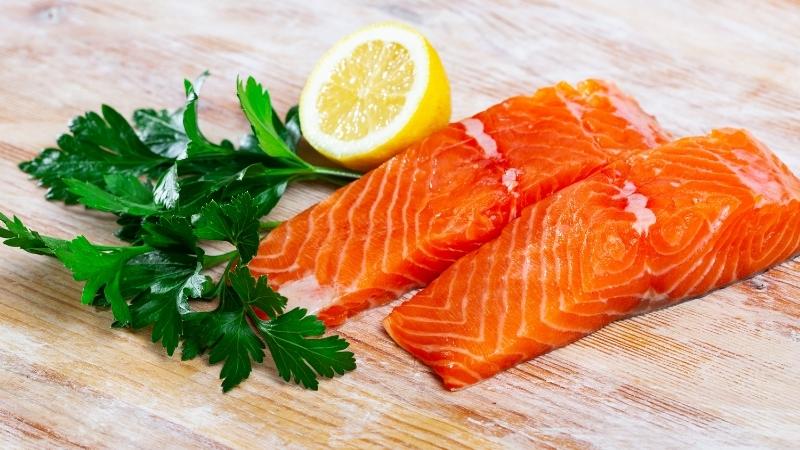 Cá hồi chứa nhiều omega-3 giúp trung hòa hoạt tính của các độc tố viêm