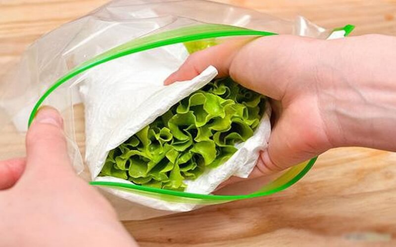 Bạn có thể dùng khăn giấy khô để bọc lại rau củ rồi để trong tủ lạnh