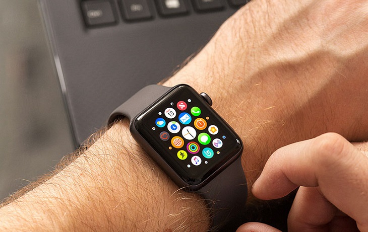 Apple Watch 42mm có kích thước màn hình lớn hơn