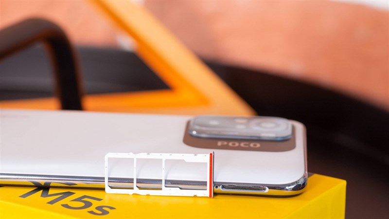 Cạnh trái của POCO M5s là nơi hiện diện của khay SIM