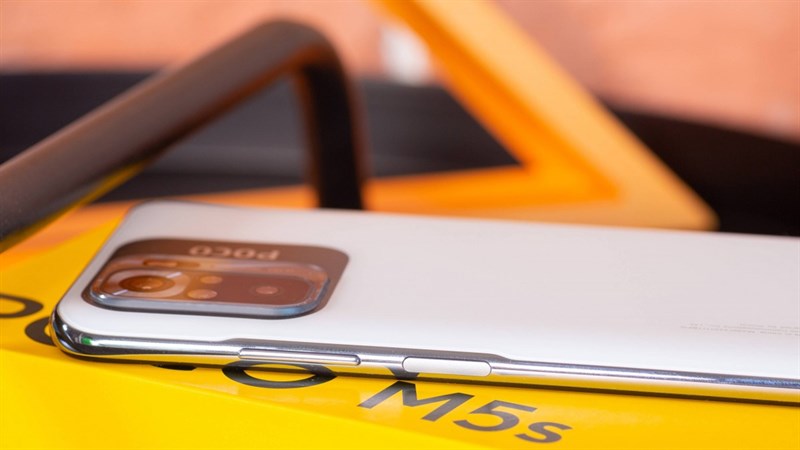 Cạnh phải của POCO M5s là nơi đặt các nút bấm vật lý