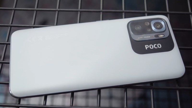 Mặt lưng của POCO M5s có phong cách thiết kế đơn giản nhưng đầy điểm nhấn được thừa hưởng từ Redmi Note 10S