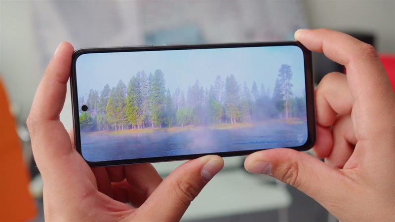 POCO M5s sở hữu thiết kế màn hình đục lỗ rất quen thuộc