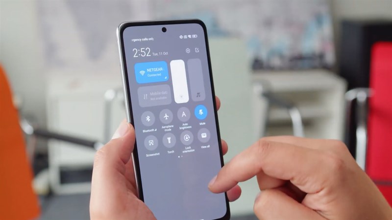 Tấm nền AMOLED trên POCO M5s mang đến độ sáng màn hình cao