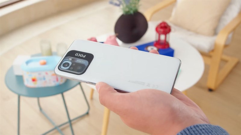 POCO M5s có thiết kế đơn giản, đẹp mắt giúp mang đến cảm giác cầm nắm thoải mái