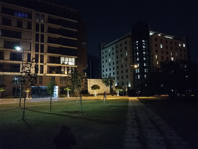 Ảnh được chụp bởi camera chính của POCO M5s trong điều kiện ban đêm, thiếu sáng