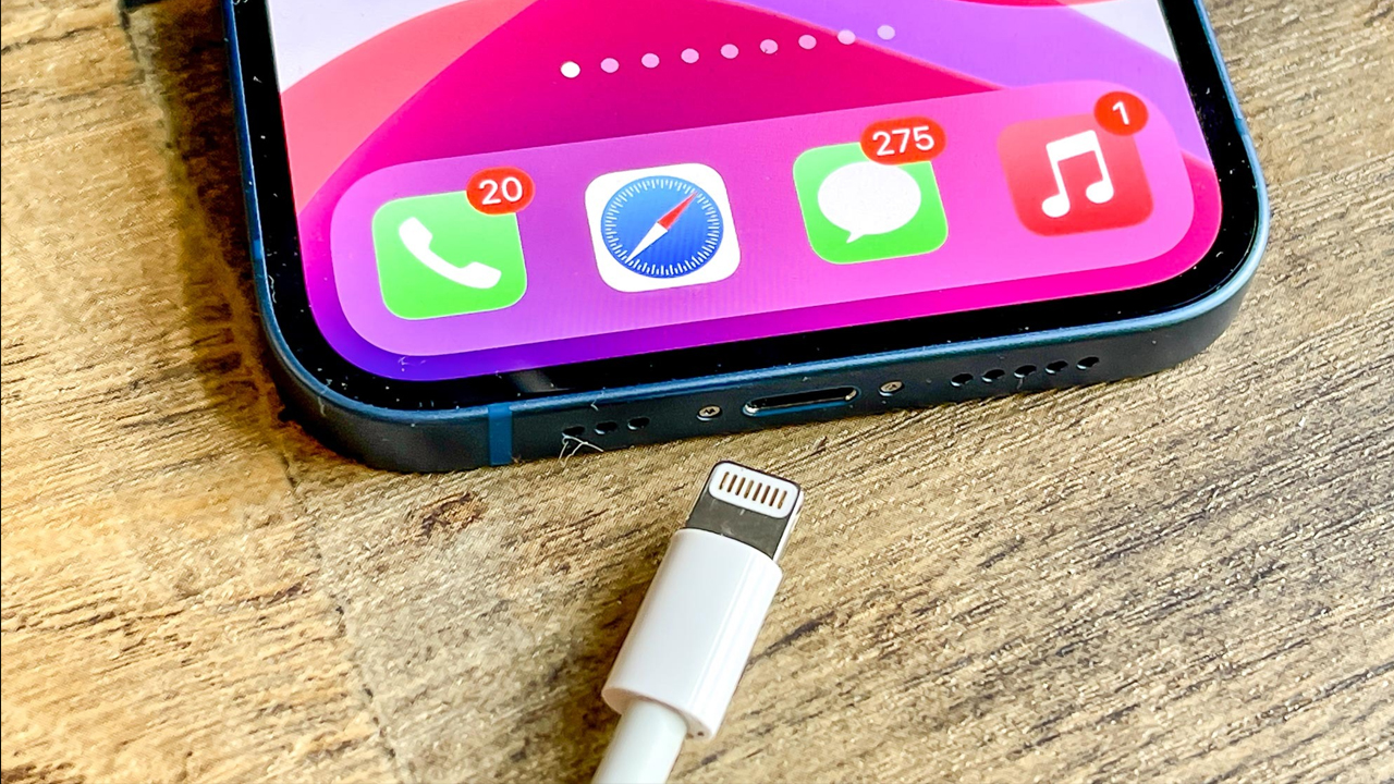 Điện thoại iPhone sạc chậm: Nguyên nhân và cách khắc phục