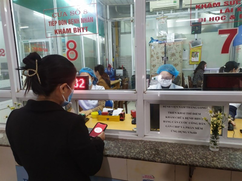 Người dân sử dụng tài khoản định danh điện tử để làm thủ tục hành chính