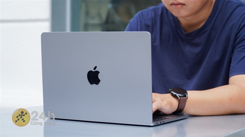Độ hoàn thiện của MacBook Air M2 năm nay thì mình không có điểm gì để chê. Độ hoàn thiện của MacBook Air M2 năm nay thì mình không có điểm gì để chê.