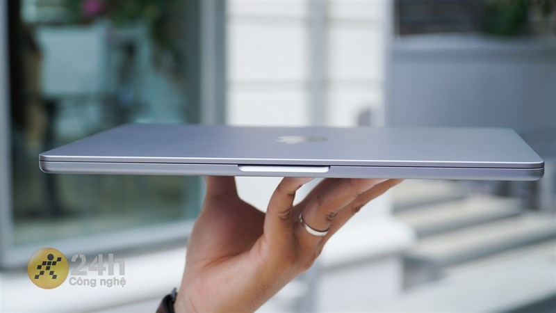 Đôi khi mình cảm thấy khá lo lắng cho sự mỏng manh của MacBook Air M2. Đôi khi mình cảm thấy khá lo lắng cho sự mỏng manh của MacBook Air M2.