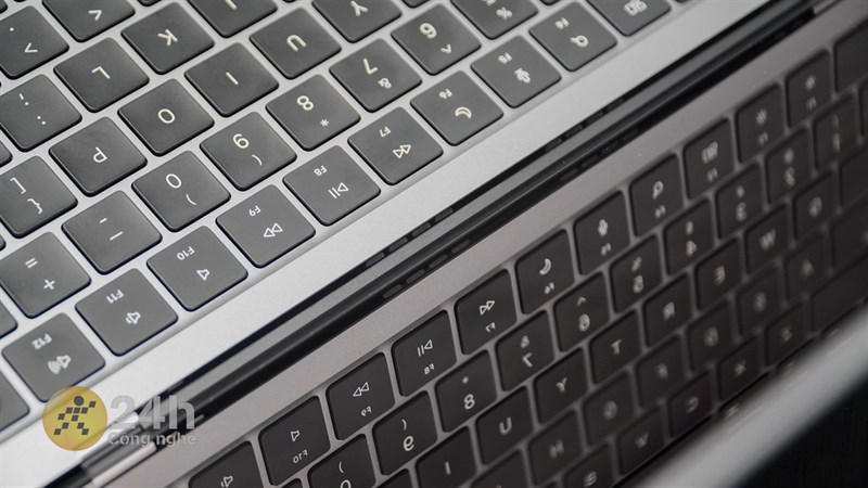 Vị trí cụm loa của MacBook Air M2 được đặt ẩn dưới bản lề.