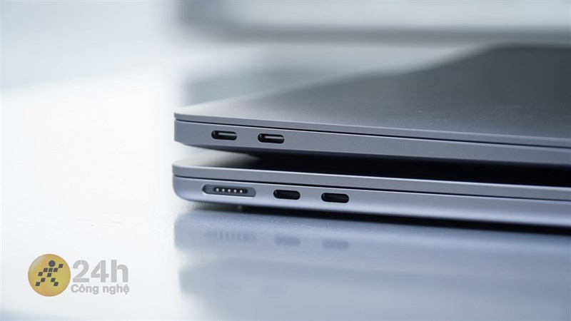 Sự khác biệt ở bộ đôi sản phẩm này là MacBook Air M2 (bên dưới) có cổng sạc MagSafe và Air M1 (bên trên) thì không.