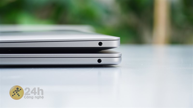 Cạnh phải của Air M1 (bên trên) và Air M2 (bên dưới) đều có cổng 3.5 mm giống nhau.