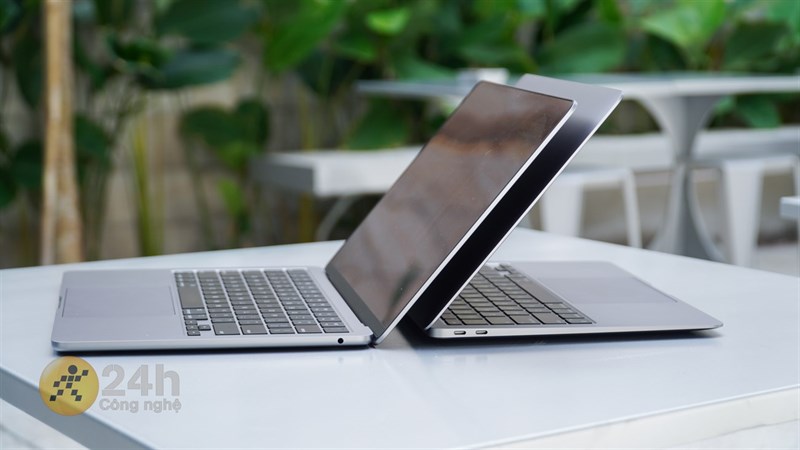 Phần khung máy của MacBook Air M2 không còn quá sắc lẹm, sexy giống như MacBook Air M1.