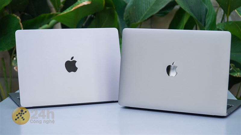 Mặt A của MacBook Air M2 (bên trái) cũng được làm phẳng hơn so với Air M1 (bên phải).