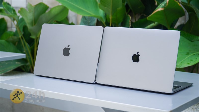 Nếu như các bạn thích sự mới mẻ, hiện đại hơn thì nên lựa chọn MacBook Air M2 (bên trái).