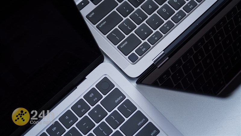 Cảm biến vân tay TouchID trên MacBook Air M2 (bên trái) được làm to hơn nhiều so với Air M1 (bên phải), giúp mình thao tác dễ dàng hơn.
