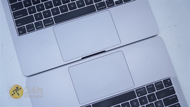 Trackpad của MacBook Air M2 (bên trên) cũng to hơn so với bàn rê chuột của Air M1 (bên dưới).