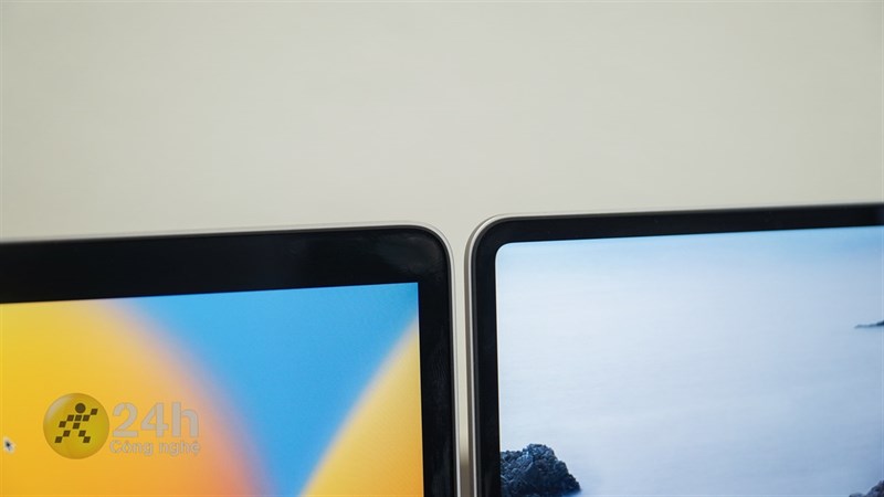 Phần viền màn hình phía trên của MacBook Air M2 (bên phải) được bo cong giống như khung máy.