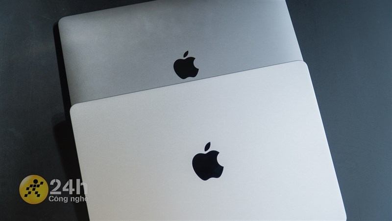 Logo trái Táo cắn dở ở MacBook Air M1 (bên trên) nhỏ hơn so với Air M2 (bên dưới).