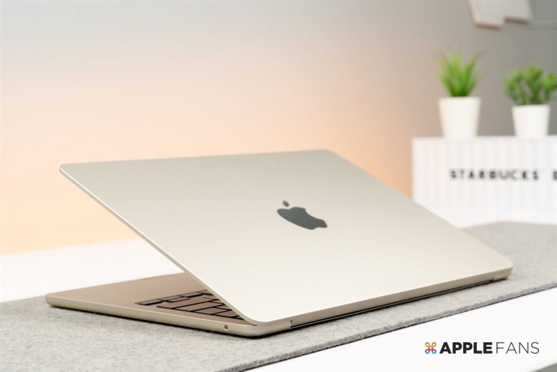 Cô bé rửa chiếc MacBook của cha mình bằng nước xà phòng vì...'có quá nhiều rác'