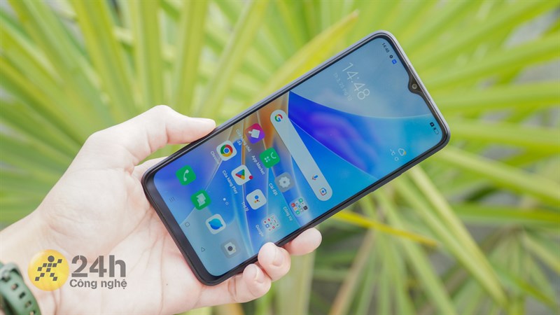 Mặt trước của OPPO A17 là màn hình dạng giọt nước với phần cằm dưới hơi dày cùng ba cạnh còn lại có độ mỏng tốt hơn.