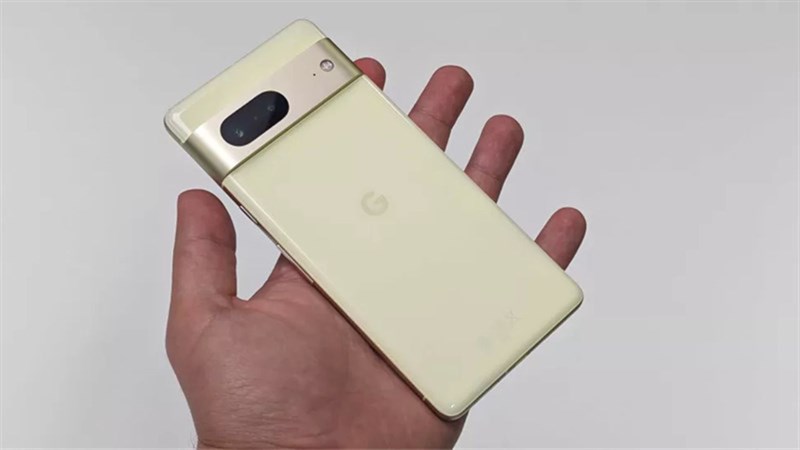 Mặt lưng của máy được hoàn thiện từ chất liệu kính khiến cho máy trở nên cực kỳ sang trọng. Nguồn: Future.