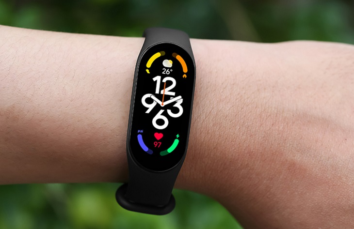 Vòng đeo tay thông minh Mi Band 7 Đen có màn hình nhỏ, thiết kế kiểu vòng tay tạo sự thoải mái cho người đeo