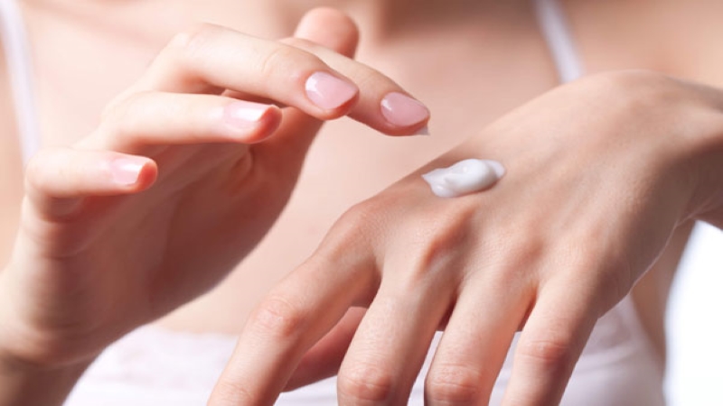 Một lượng kem bằng ¼ muỗng cà phê là đủ cho dưỡng ẩm cho mặt